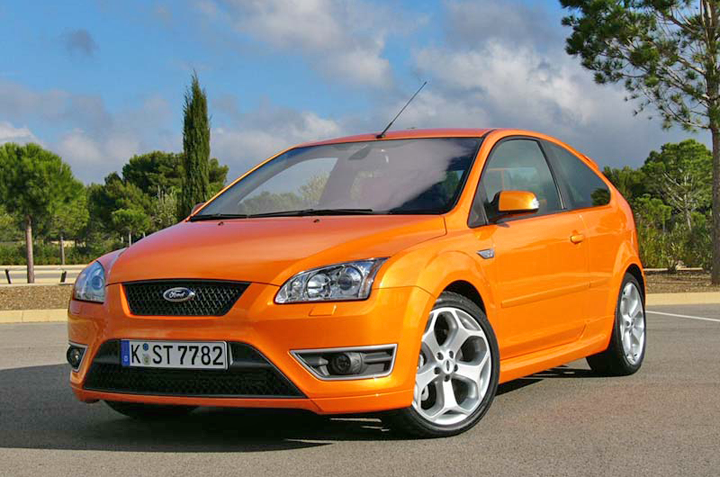 Xe Ford Focus 4 chỗ cho thuê đi Côn Sơn